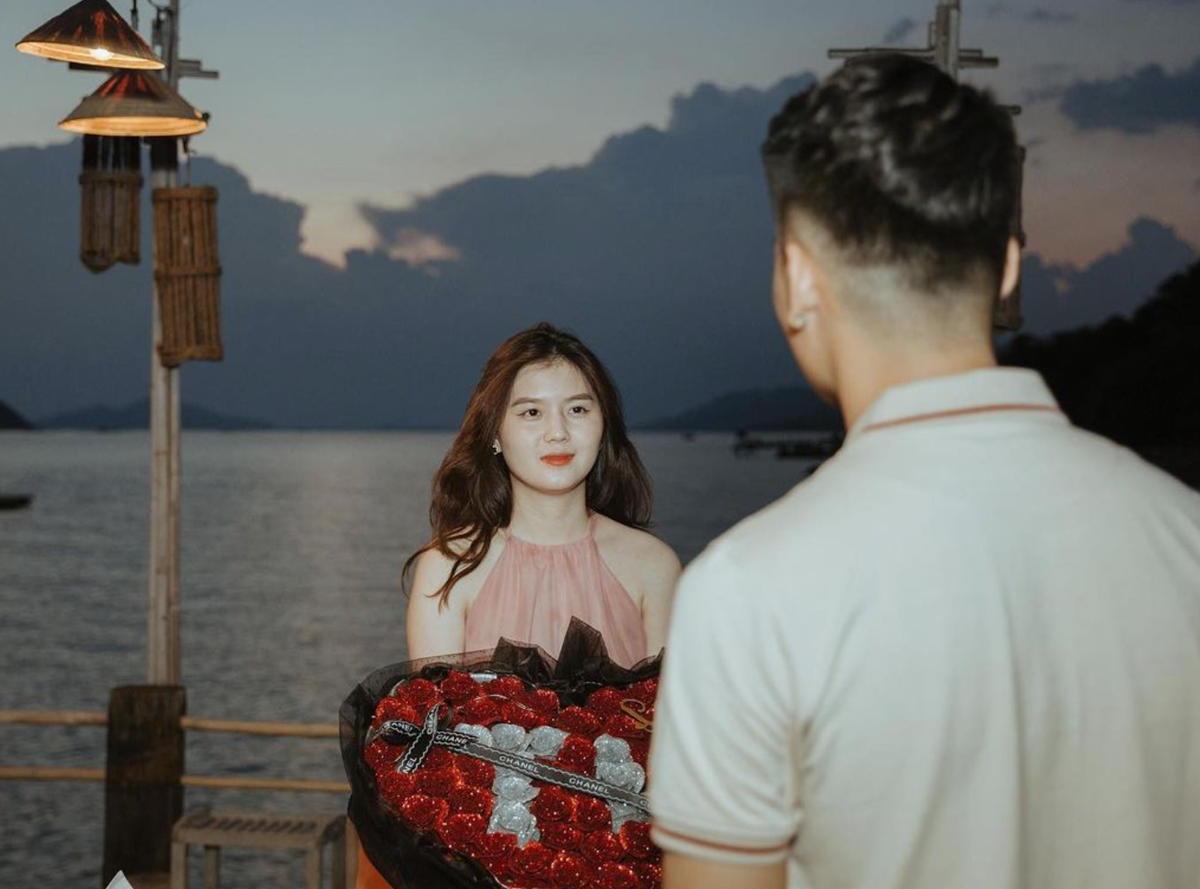 Đôi trẻ bên nhau tới nay được gần 5 năm. Nửa kia của trung vệ tuyển Việt Nam được khen có ngoại hình xinh xắn, cuốn hút.