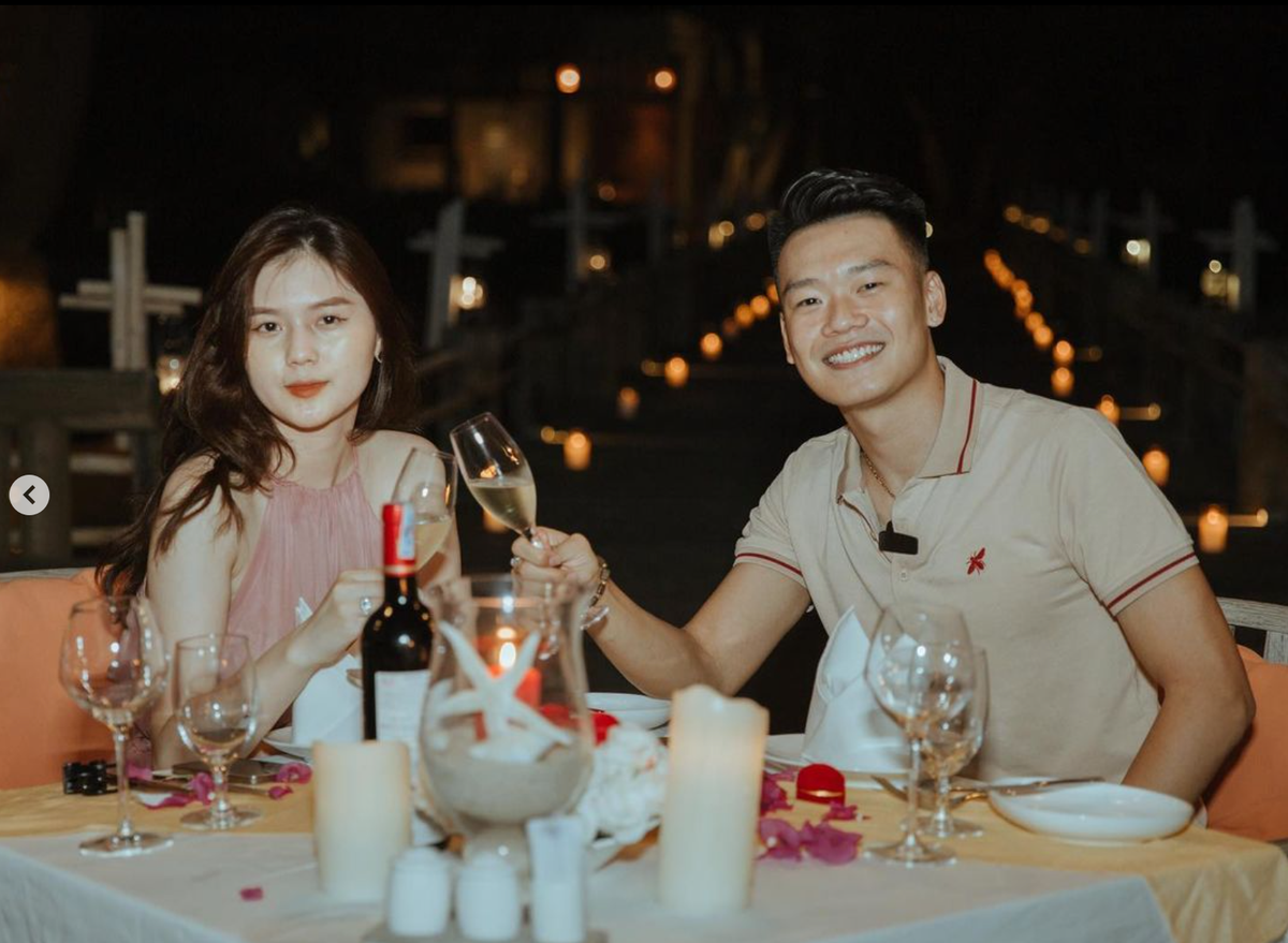 Thành Chung lần đầu công khai ảnh bạn gái trên trang cá nhân vào cuối năm 2017, thời điểm đó chính vì câu bày tỏ "sến súa" của anh mà bị nhiều đồng đội như Đình Trọng, Trọng Đại trêu chọc.