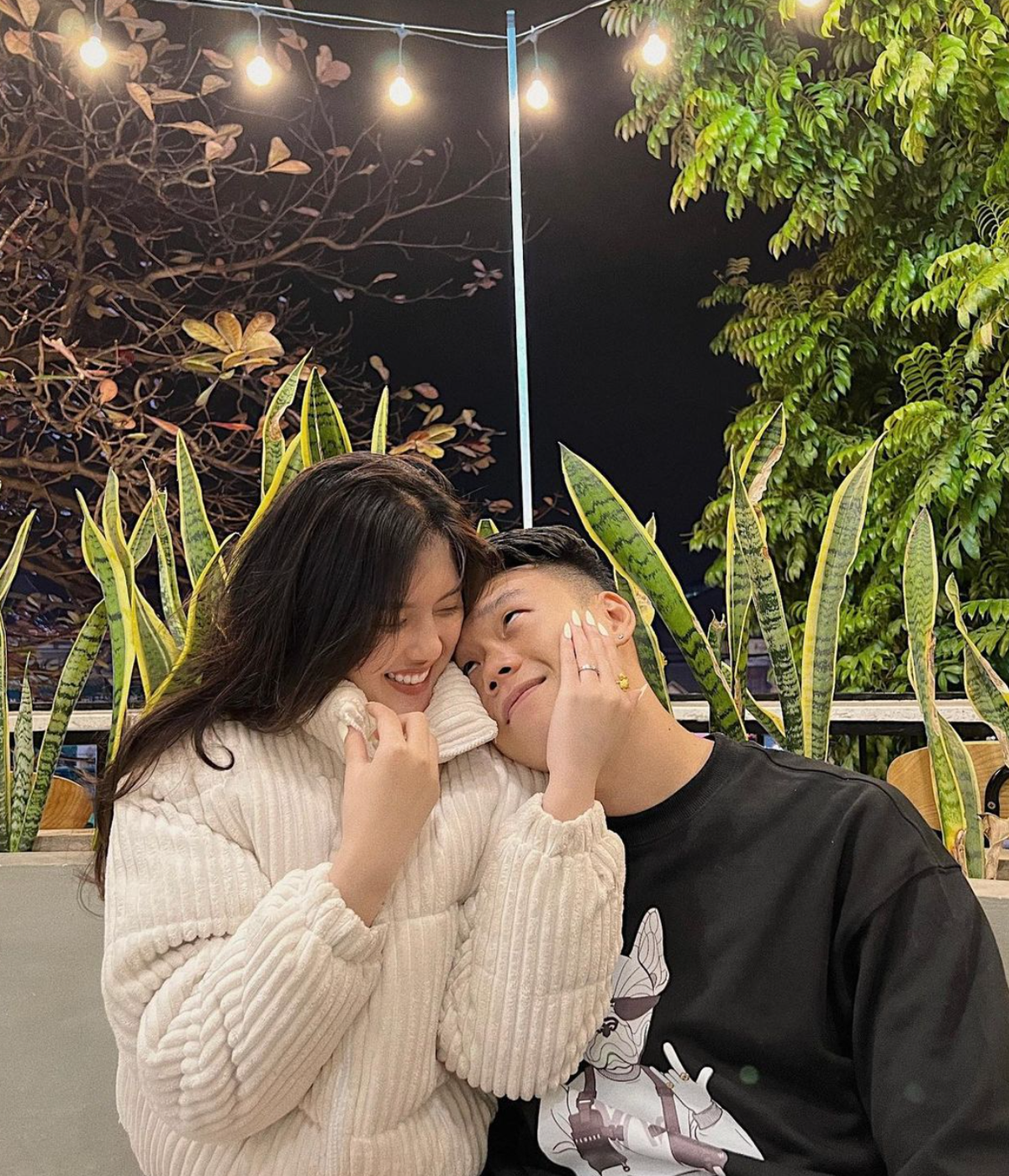 Tố Uyên từng chia sẻ cô lần đầu chạm mặt Thành Chung ở một quán cà phê tại Tuyên Quang.