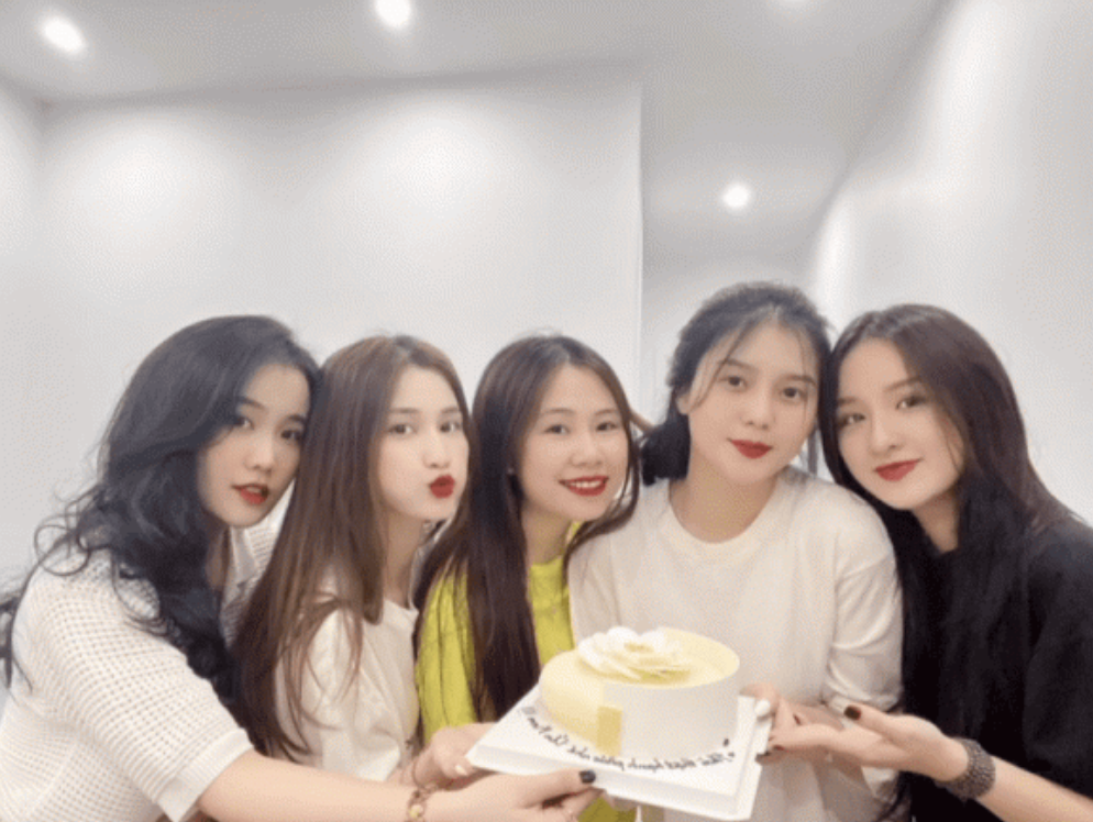 Được biết, tối qua 18/3, sau khi cùng tuyển Việt Nam thi đấu nội bộ với U23 Việt Nam, Thành Chung đã rời đội tuyển để về quê chuẩn bị cho lễ ăn hỏi sáng nay.