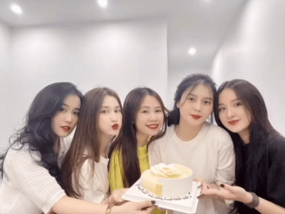 Được biết, tối qua 18/3, sau khi cùng tuyển Việt Nam thi đấu nội bộ với U23 Việt Nam, Thành Chung đã rời đội tuyển để về quê chuẩn bị cho lễ ăn hỏi sáng nay.