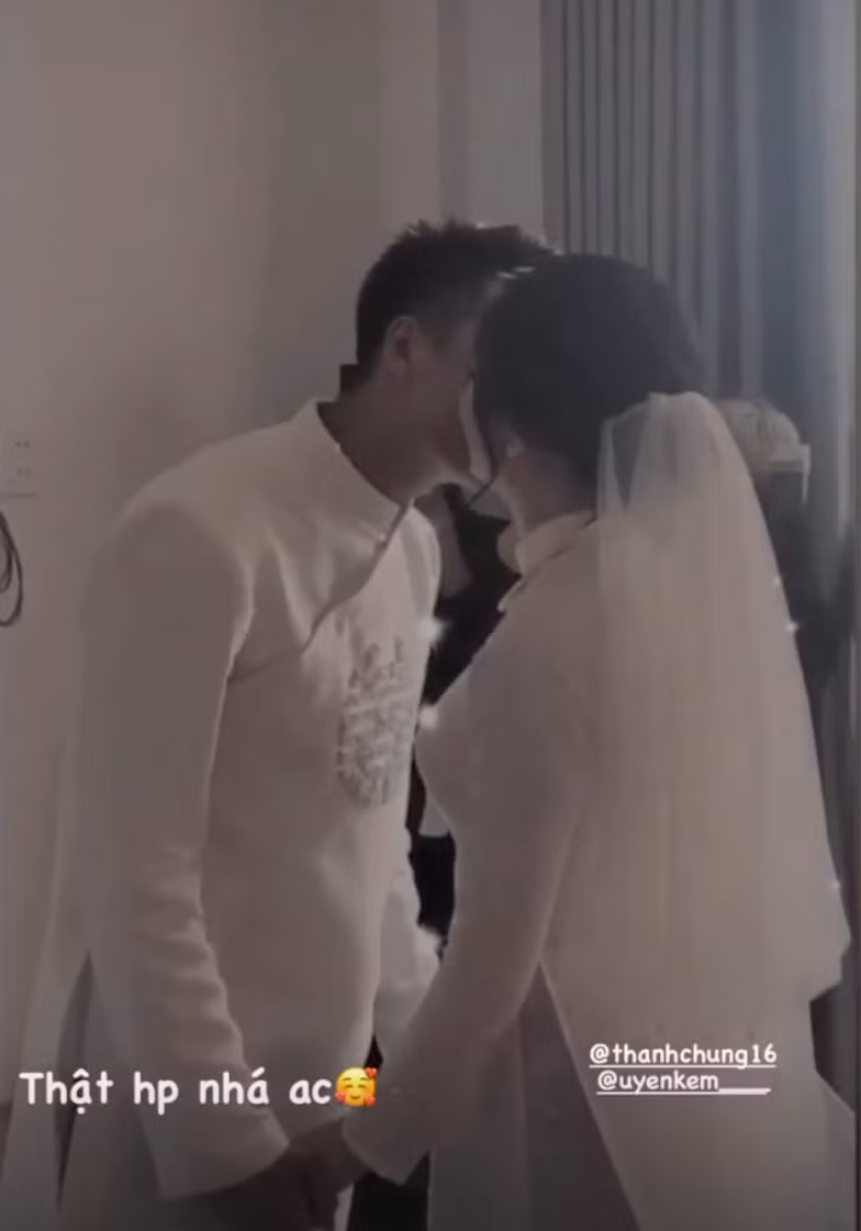 Lễ ăn hỏi của Thành Chung và Tố Uyên còn thú vị hơn nữa khi chú rể phải hít đất vất vả mới được vào đón dâu. Vượt qua các trò chơi do phía nhà gái thiết kế, Thành Chung thành công bước vào căn phòng đón cô dâu xinh đẹp của anh, cả hai cùng đặt lên môi nụ hôn ngọt ngào.