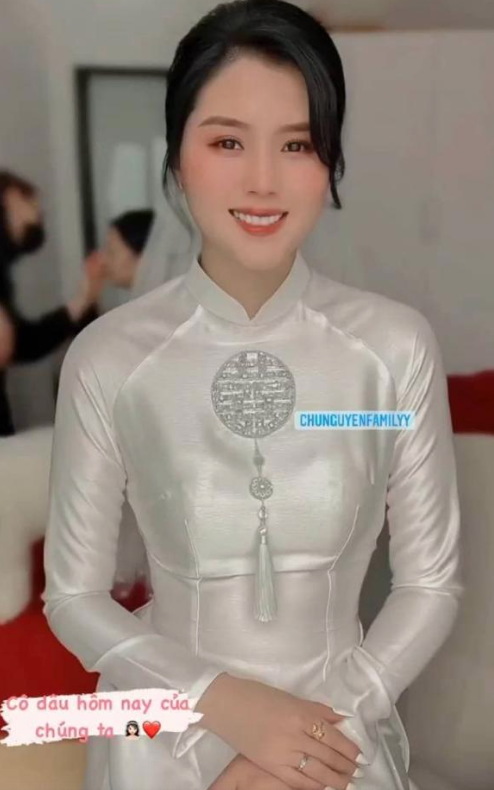 Trên MXH một số hình ảnh về lễ ăn hỏi của trung vệ đội tuyển Việt Nam đang được chia sẻ rầm rộ. Theo đó, Thành Chung diện một bộ áo dài cách tân màu trắng, còn cô dâu Tố Uyên diện áo dài trắng vô cùng xinh đẹp.