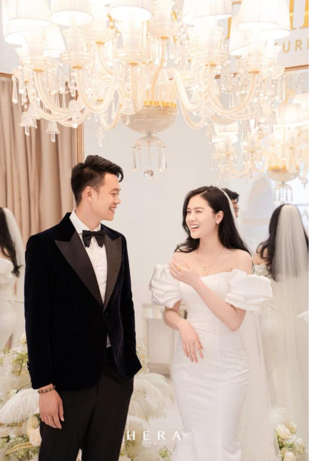 Thành Chung lần đầu công khai hẹn hò với nửa kia vào năm 2017. Uyên "kem" tiết lộ cô gặp bạn trai lần đầu ở một quán cà phê tại Tuyên Quang.