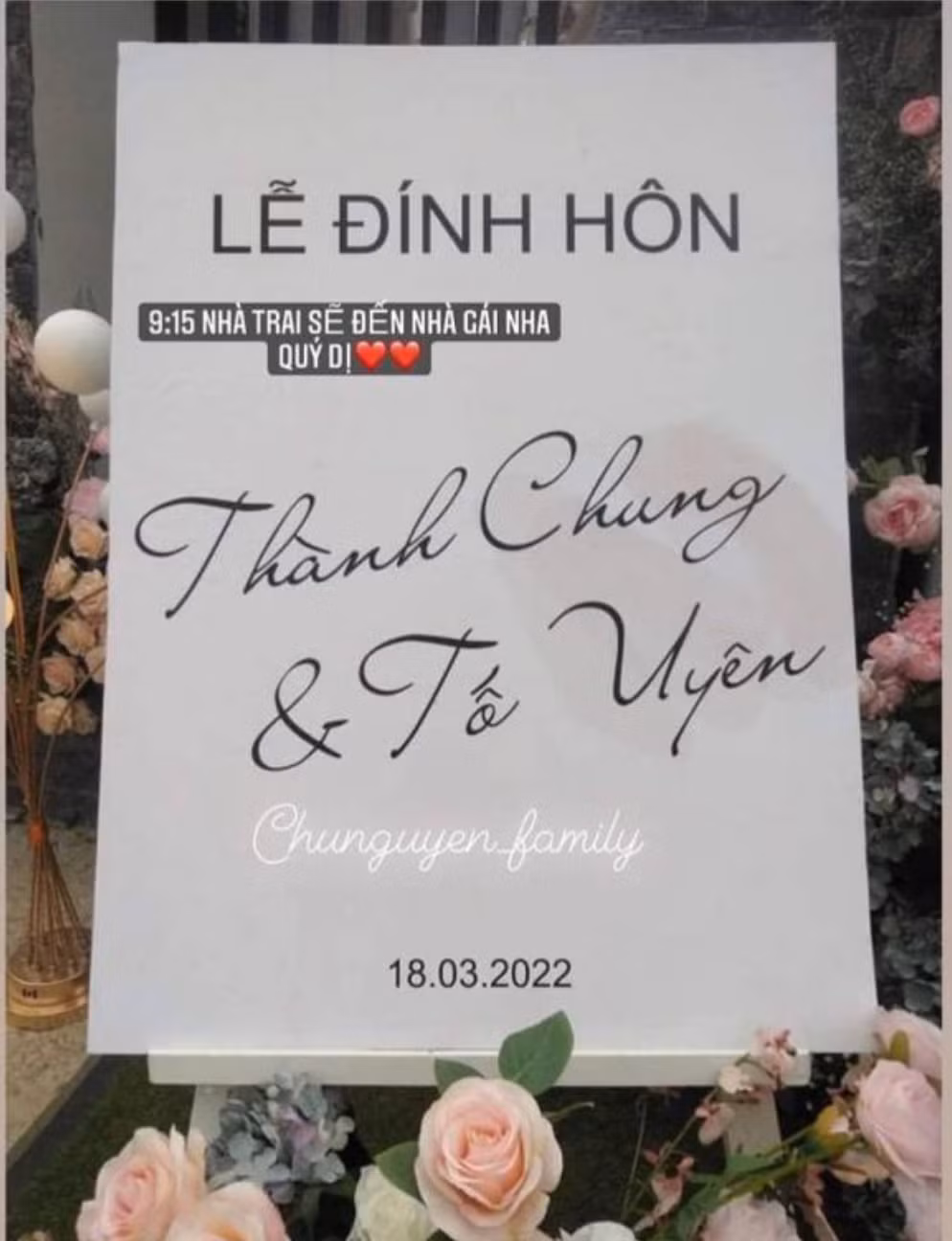 Lễ đính hôn của trung vệ Nguyễn Thành Chung và cô dâu Ngô Tố Uyên đã diễn ra vào sáng 19/3 tại Tuyên Quang - quê nhà của cả hai.
