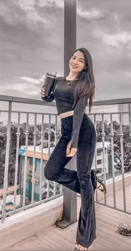 Bên cạnh những bức xúc dồn nén, vợ cũ Cường Tráng Sĩ còn kể chuyện từng bị lừa bán sang Trung Quốc. Theo H.L chia sẻ, ngày xưa học lớp 10 do còn trẻ người non dạ nên cô đã bị lừa đem bán. Nhưng nhờ sự can thiệp kịp thời của công an Hiệp Hòa (Bắc Giang) mà H.L đã được trở về an toàn.