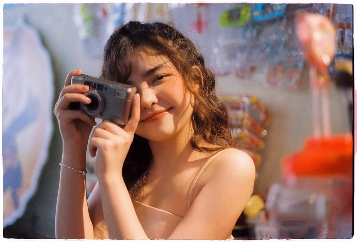 Nguyễn Võ Hiền Thục sinh năm 2003 là hot girl mới nổi trên MXH, cô hiện đang học chuyên ngành Marketing tại Đại học Văn Hiến (TP HCM).