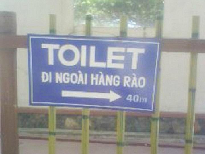 Bên cạnh những tấm biển để phân biệt buồng nam, nữ nhiều nơi còn treo biển thông báo hài hước với nội dung khó đỡ làm ai nhìn vào cũng phải ngã ngửa.