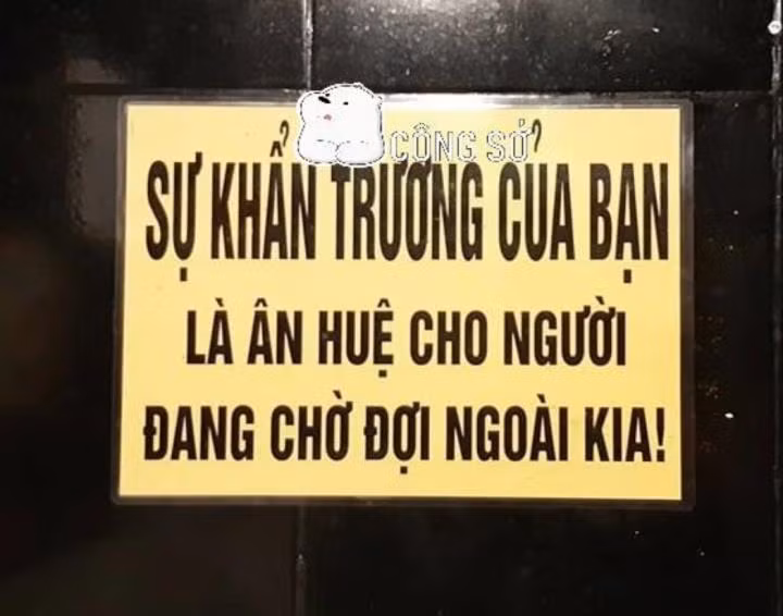 Đây chắc chắn là biển báo "bá đạo" mà bạn "thấy một lần là nhớ cả đời" và không thể nào đi nhầm toilet được.