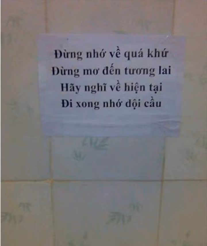 Một pha "cà khịa" đến với những anh nam hay hút thuốc lâu trong WC.