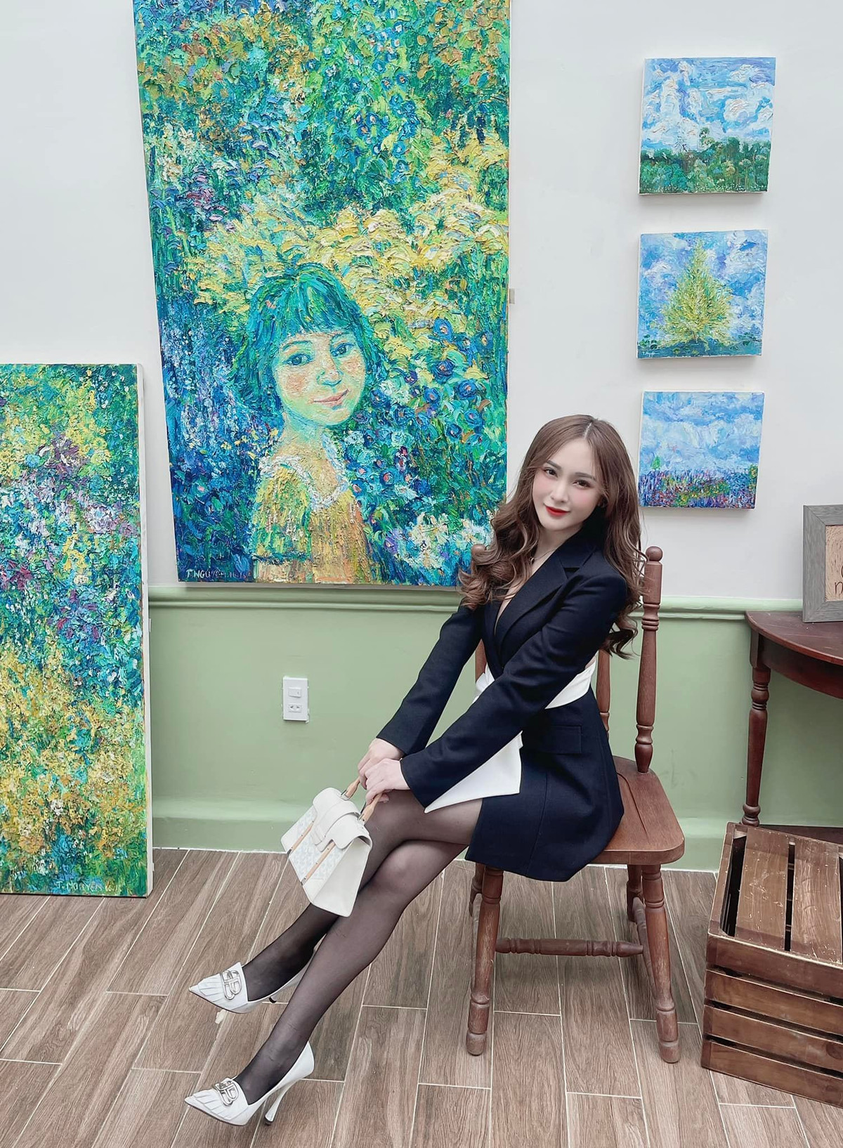 Dù đã bước sang ngưỡng tuổi 30, nhưng vóc dáng của hot girl vẫn rất quyến rũ, gợi cảm.