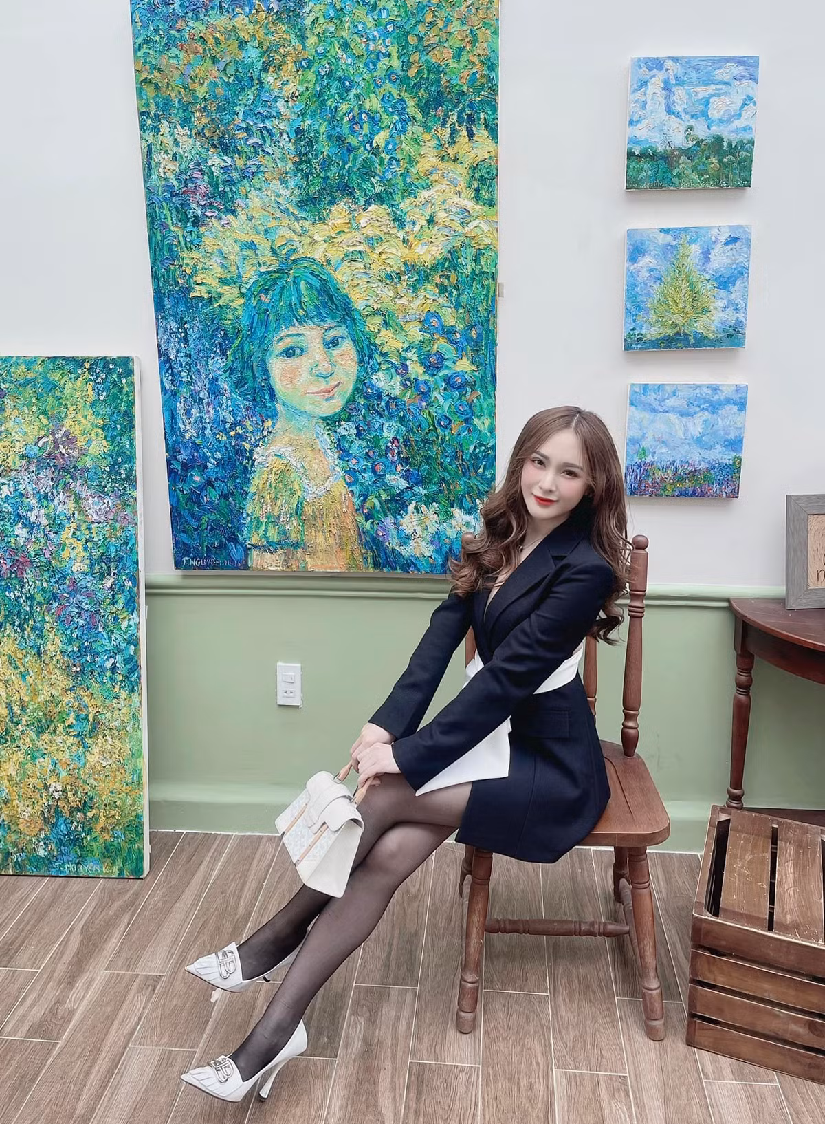 Dù đã bước sang ngưỡng tuổi 30, nhưng vóc dáng của hot girl vẫn rất quyến rũ, gợi cảm.