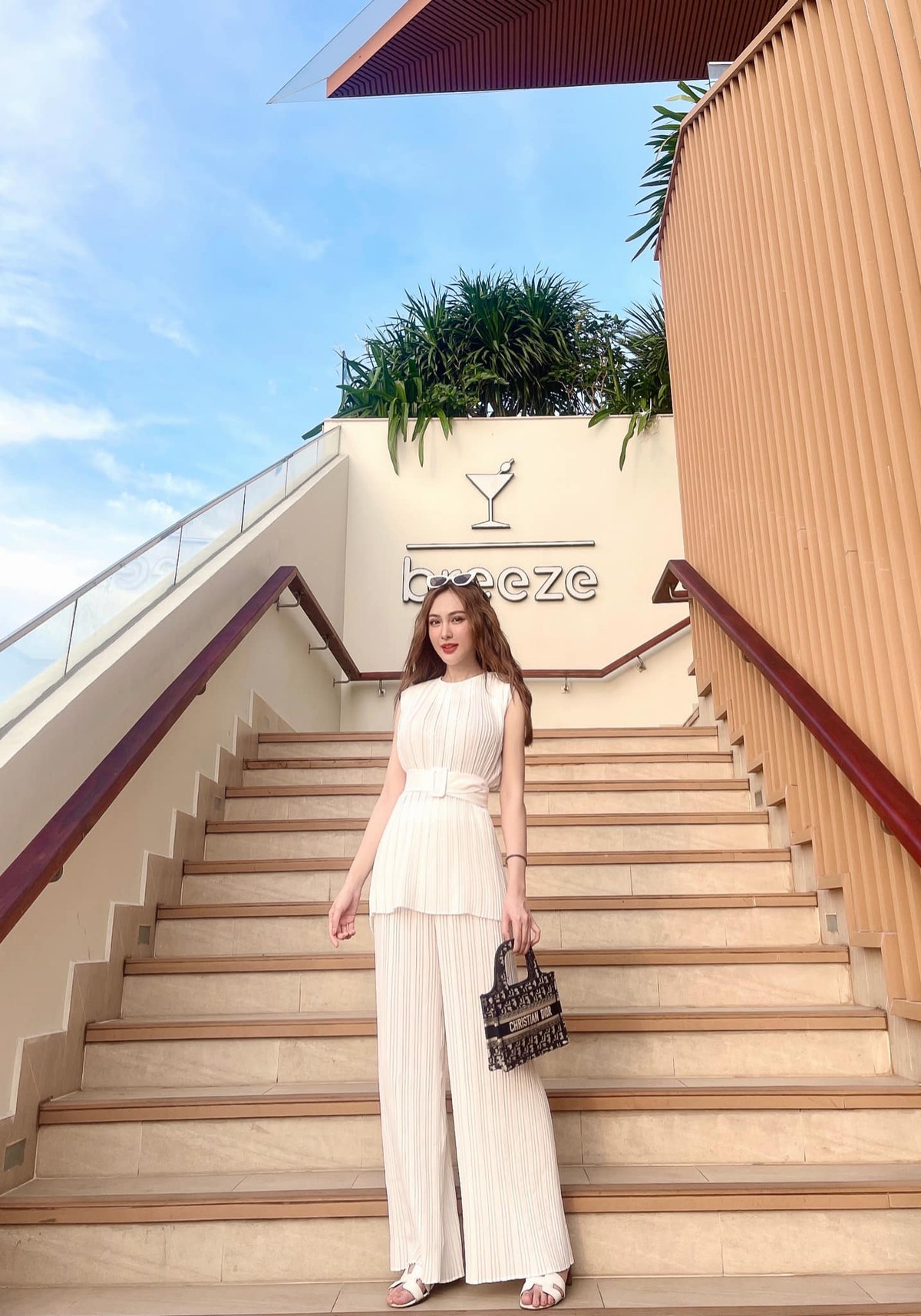 Theo những gì chia sẻ trước đây, Kelly Nguyễn đã sửa cằm 6 lần vì 5 lần trước đều phẫu thuật không như ý. Sau nhiều đau đớn hiện tại gương mặt của cô đã hài hòa hơn, đặc biệt chiếc cằm gần như đã vào khuôn như ý muốn.