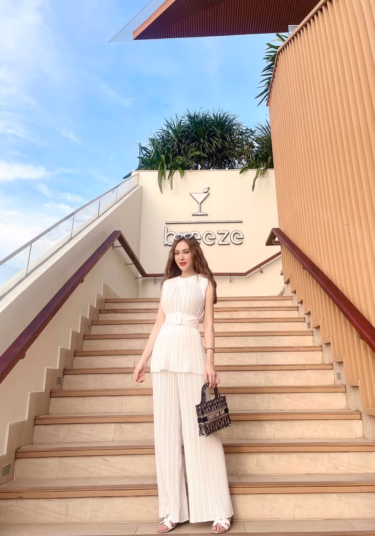 Theo những gì chia sẻ trước đây, Kelly Nguyễn đã sửa cằm 6 lần vì 5 lần trước đều phẫu thuật không như ý. Sau nhiều đau đớn hiện tại gương mặt của cô đã hài hòa hơn, đặc biệt chiếc cằm gần như đã vào khuôn như ý muốn.