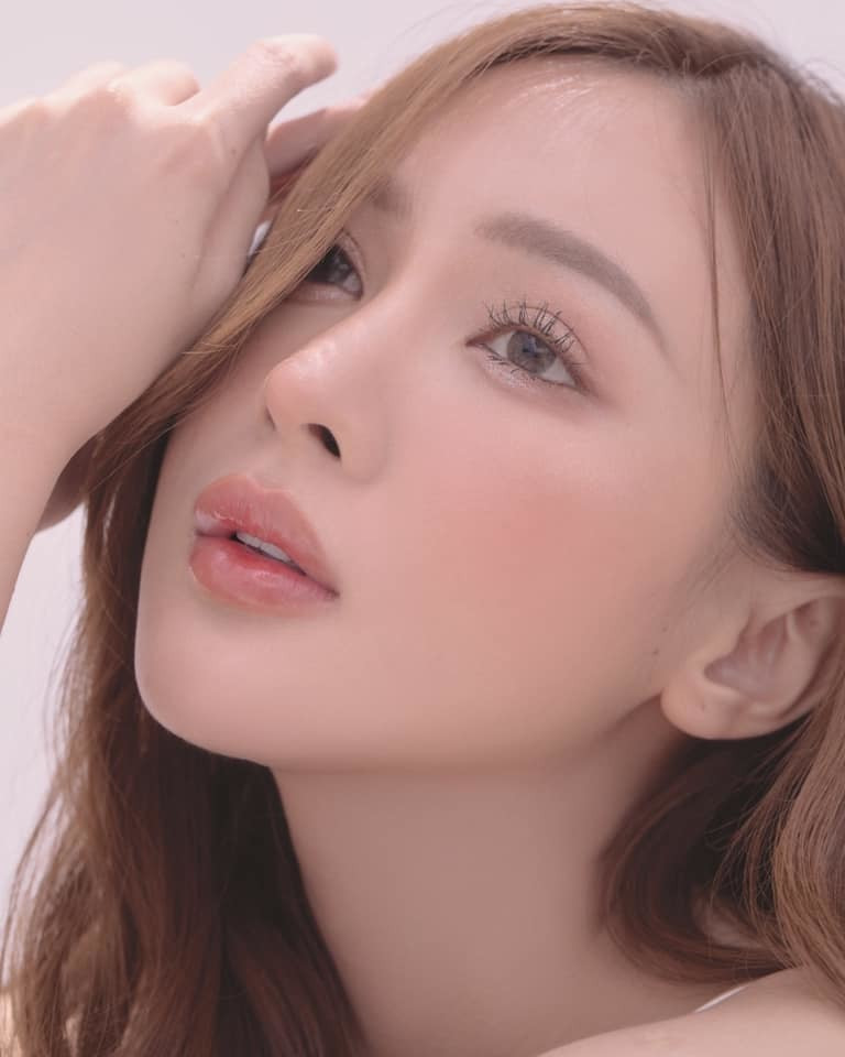 Mới đây, cô nàng bất ngờ tung ra nhiều hình ảnh, lộ diện mạo xinh đẹp hơn xưa từ sau 6 lần thẩm mỹ hỏng.