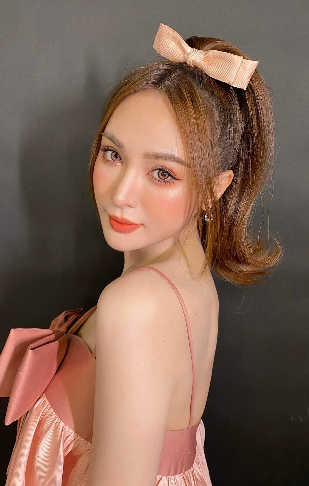 Ở màn xuất hiện nào Kelly cũng gây chú ý người xem, tuy nhiên hình ảnh hiện giờ và trước đó đã khác xa nhau quá nhiều.