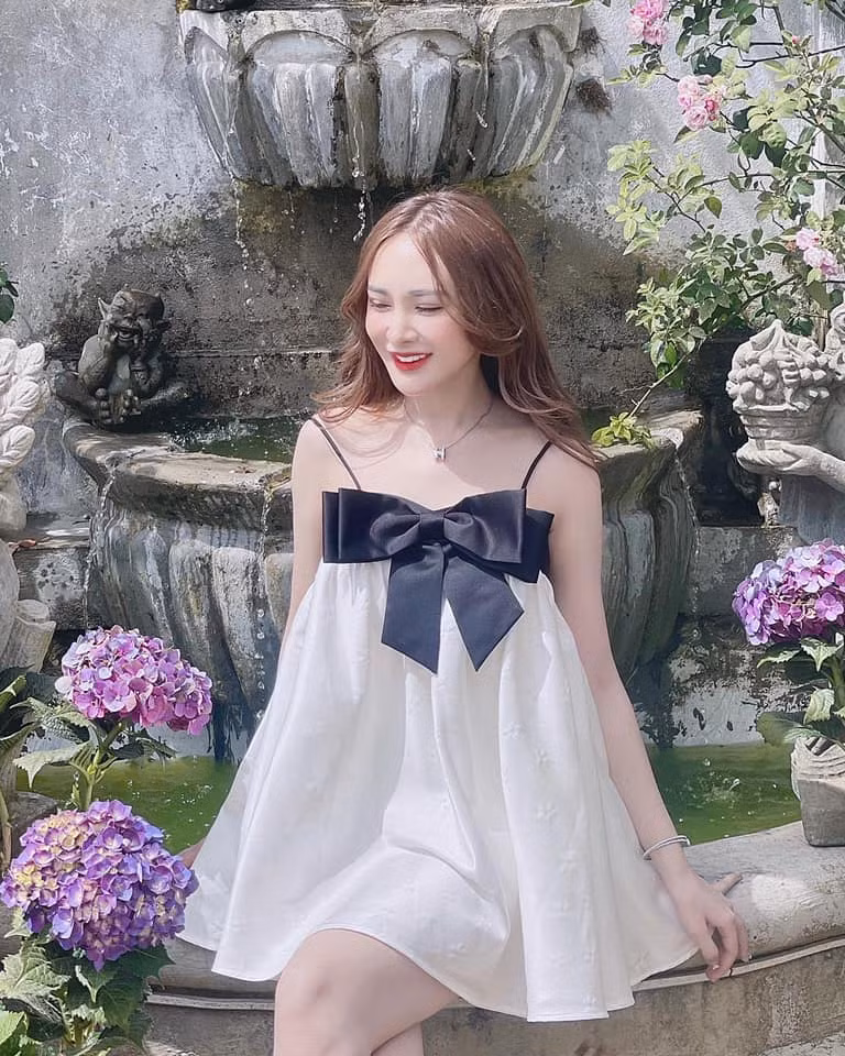 Gương mặt của cô cũng đã hài hoà và xinh đẹp hơn khoảng thời gian chịu biến cố thẩm mỹ.