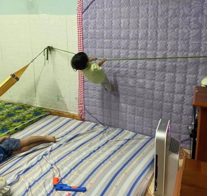 Khi xem những hình ảnh trên, các bậc phụ huynh không khỏi than trời: "Con gái nghịch ngợm đâu kém mấy "bà giặc".