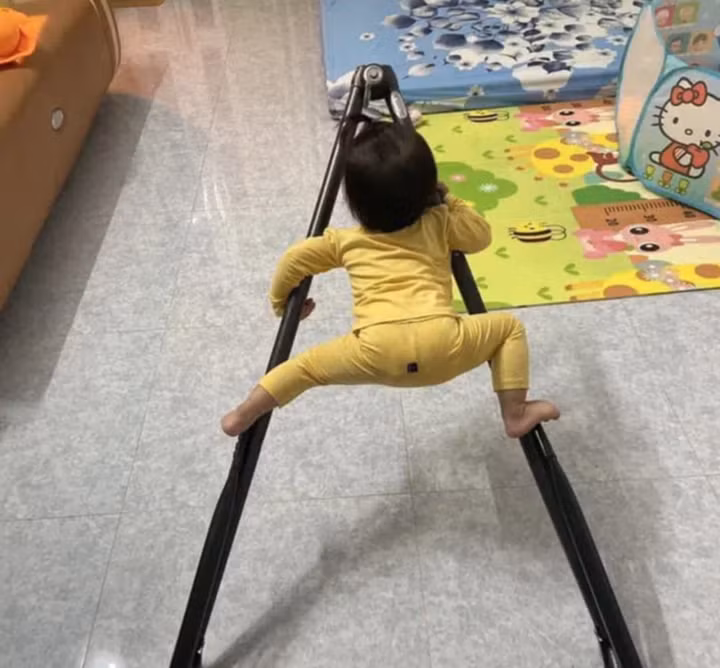 Con gái nhà người ta chơi đồ hàng, búp bê, còn bé đây chỉ thích leo trèo tập làm vận động viên leo núi thôi.