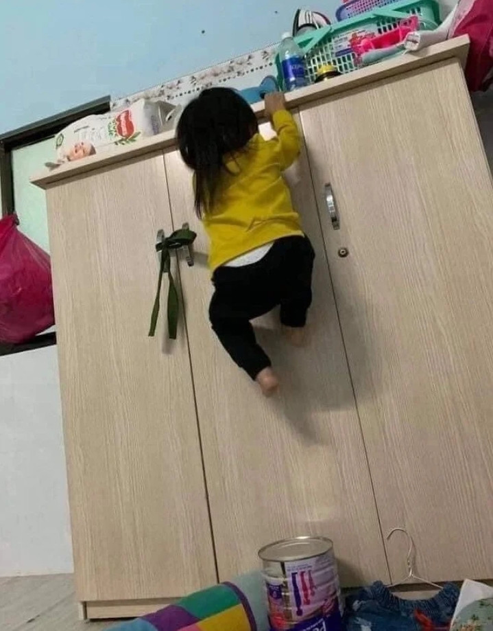 Đừng đùa với bé, con không cao nhưng đồ để trên đó vẫn lấy được như thường.