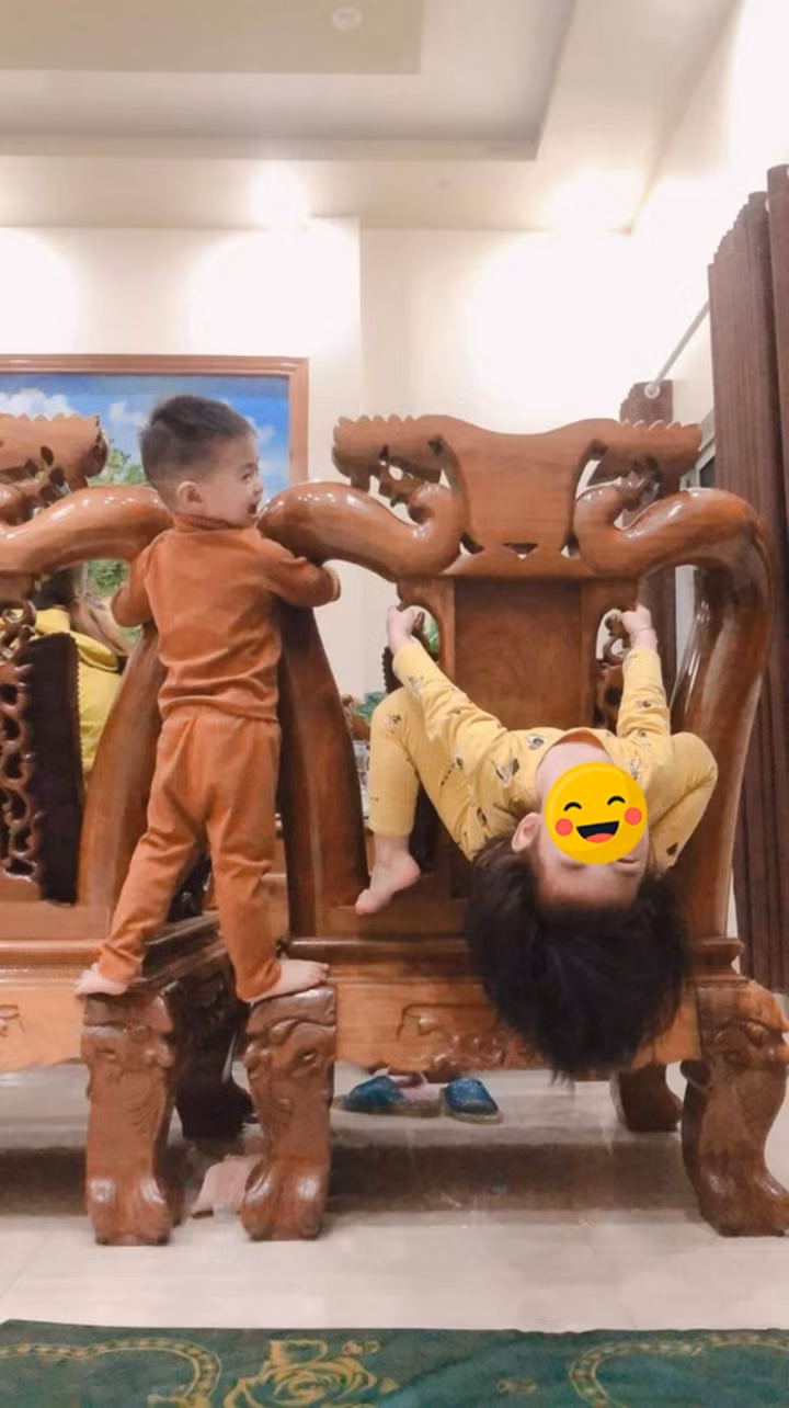 Hưởng ứng trào lưu "không đẻ con gái đời không nể", nhiều phụ huynh đã không ngần ngại đăng tải những hình ảnh "bóc phốt" con gái, minh chứng rõ ràng rằng các nàng không hề thùy mị mà trái lại còn nghịch ngợm không thua kém các bé trai.