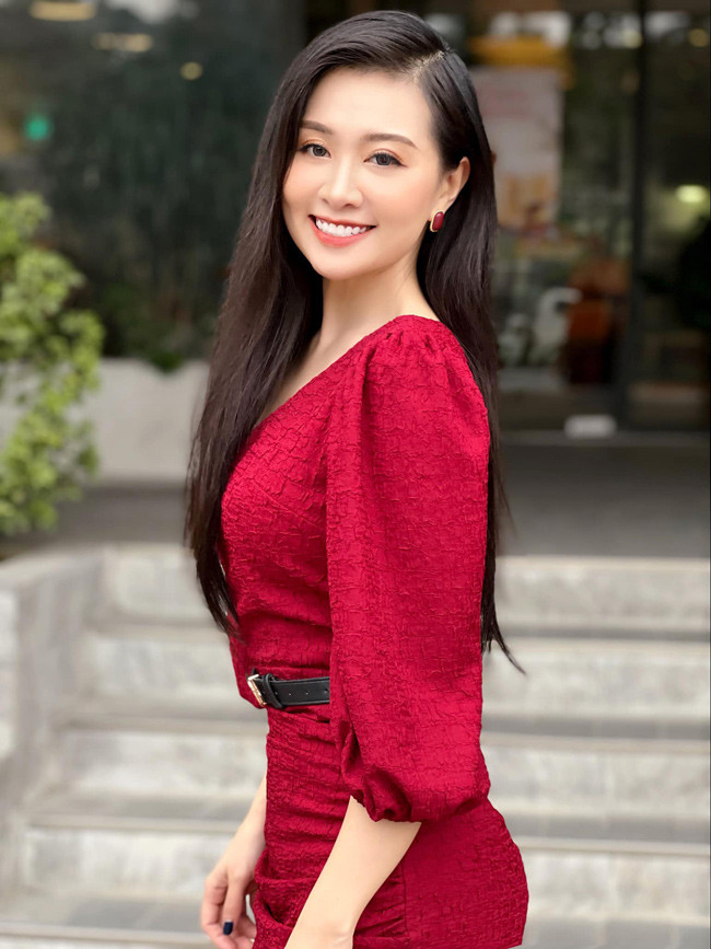 Bên cạnh công việc chính, Hà Phương còn là cộng tác viên, phát thanh viên, biên tập viên truyền hình, MC sự kiện.