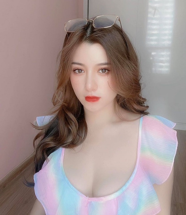 Sở hữu vẻ ngoài xinh đẹp, thân hình cân đối, hot girl quê gốc Quảng Ngãi tên Nguyễn Thanh Hải (hay còn gọi là Linh Anh) hiện đang thu hút lượng lớn người hâm mộ trên mạng xã hội.