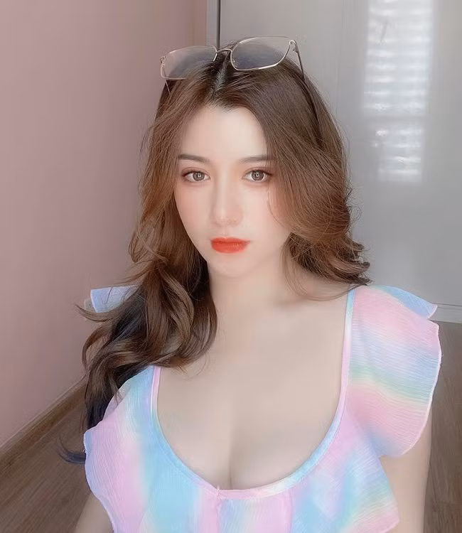 Sở hữu vẻ ngoài xinh đẹp, thân hình cân đối, hot girl quê gốc Quảng Ngãi tên Nguyễn Thanh Hải (hay còn gọi là Linh Anh) hiện đang thu hút lượng lớn người hâm mộ trên mạng xã hội.