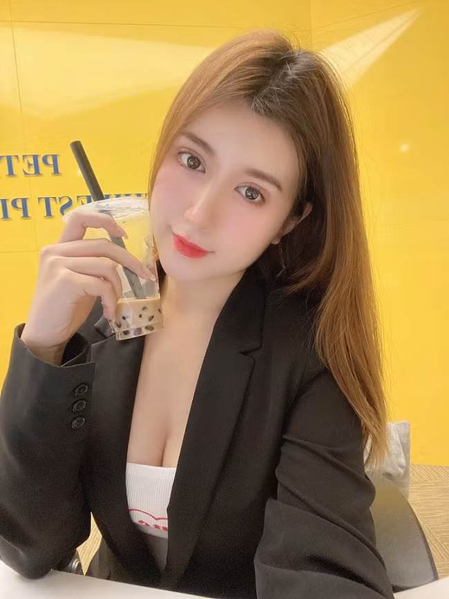 Được biết, gái xinh Quảng Ngãi gây sức hút nhờ sở hữu vóc dáng chuẩn đẹp. Số đo 3 vòng của cô là 89-62-103, cao 1m64, nặng 55kg.