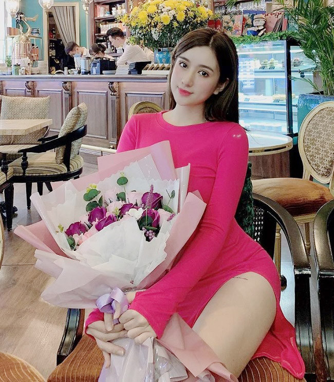 Ngoài thời gian ở công sở, cô gái sinh năm 1998 còn là dancer, cô giáo dạy nhảy, lấy nghệ danh là Linh Anh.