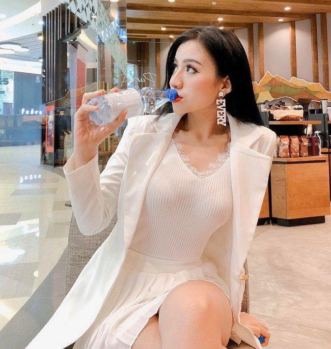 Thanh Hải nổi rần rần trên mạng xã hội ngay từ khi còn là cô nhân viên công sở. Giờ đây, khi trở thành mẫu ảnh tự do, cô nàng ngày càng xinh đẹp và gợi cảm hơn.