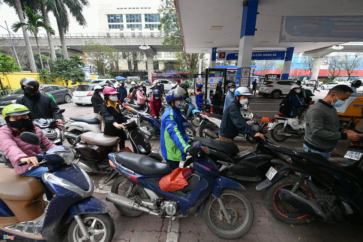 Người dân ùn ùn đổ xăng trước ngày điều chỉnh giá Nguoi dan un un do xang truoc ngay dieu chinh gia