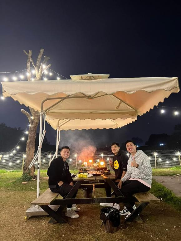 Vừa qua, Văn Hậu bất ngờ khoe ảnh một buổi tiệc BBQ ngoài trời, hội ngộ cùng 2 người anh là Nguyễn Quang Hải và Hà Đức Chinh.