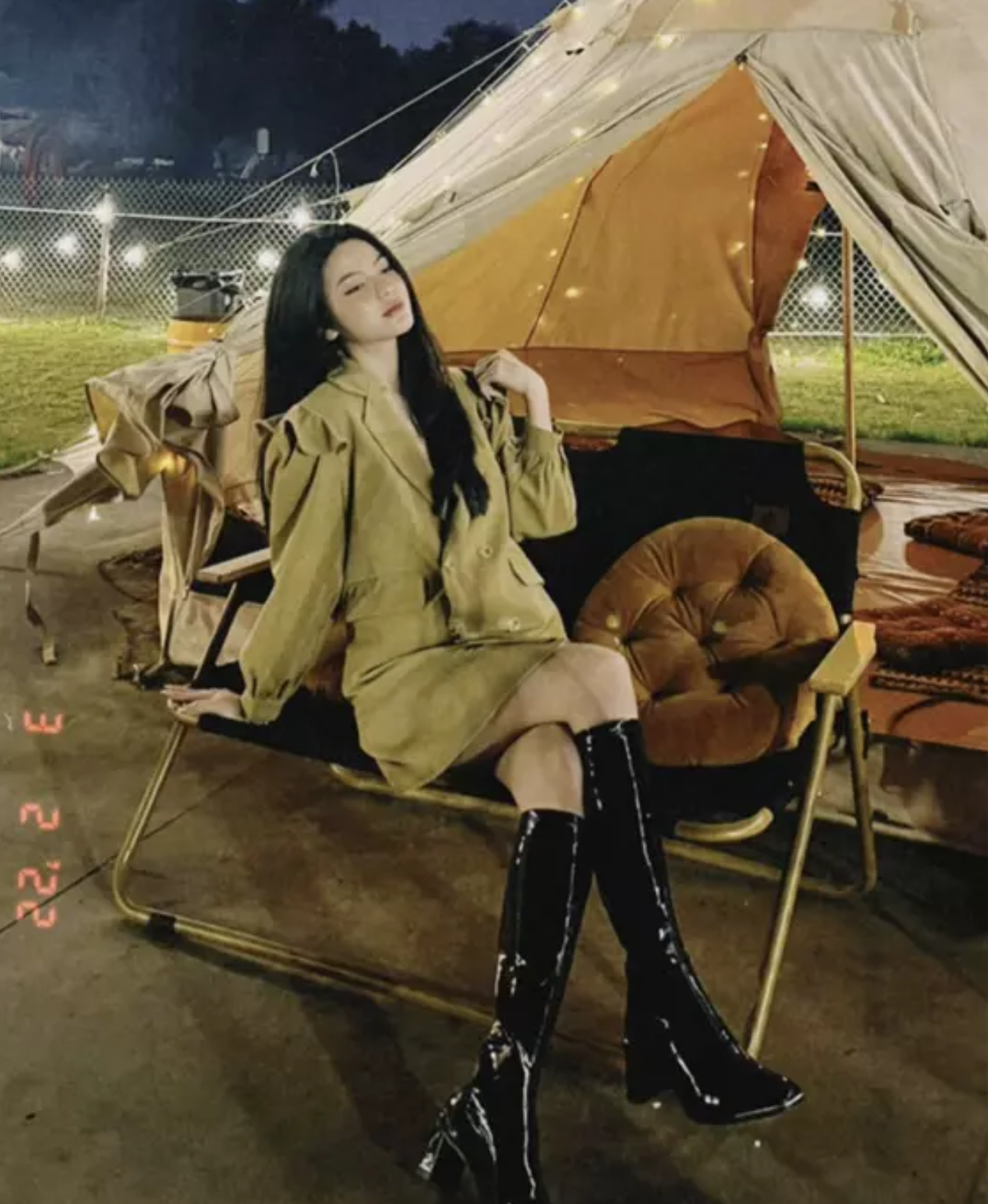 Ba nàng WAG gắn liền với các cầu thủ cùng khoe ảnh sống ảo với địa điểm chek-in tương tự, netizen đặt nghi vấn họ vừa có một cuộc hẹn hò tập thể.