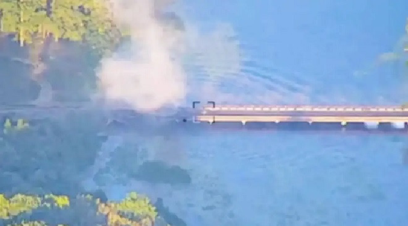 Mặc dù sau đó Nga đã xây dựng ít nhất hai cây cầu phao nhưng việc các cây cầu bị hư hại vẫn sẽ ảnh hưởng lớn đến nguồn cung cấp hậu cần của Quân đội Nga ở phía tây nam Kursk. Ảnh: Telegram.