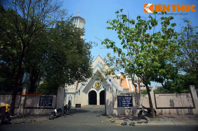 Tọa lạc tại số 38 Kỳ Đồng, quận 3 TP HCM, nhà thờ Dòng Chúa Cứu Thế Sài Gòn (còn có những tên khác là Đền Đức Mẹ Hằng Cứu Giúp, nhà thờ Kỳ Đồng) là một trong những nhà thờ nổi tiếng của Sài Gòn xưa.