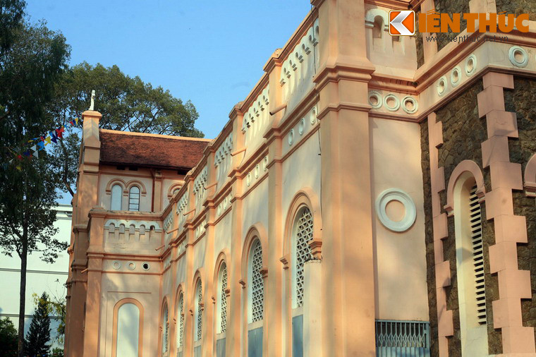 Về tổng thể, nhà thờ Ngã Sáu mang phong cách kiến trúc Gothic, nằm trong một không gian thoáng đãng với rất nhiều cây xanh và thảm cỏ. Màu sơn hồng của nhà thờ hài hòa với đường nét kiến trúc và cảnh quan thiên nhiên, đem lại cho công trình một vẻ đẹp dịu dàng và lôi cuốn.