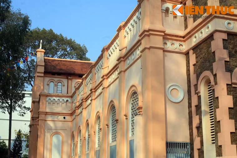 Về tổng thể, nhà thờ Ngã Sáu mang phong cách kiến trúc Gothic, nằm trong một không gian thoáng đãng với rất nhiều cây xanh và thảm cỏ. Màu sơn hồng của nhà thờ hài hòa với đường nét kiến trúc và cảnh quan thiên nhiên, đem lại cho công trình một vẻ đẹp dịu dàng và lôi cuốn.