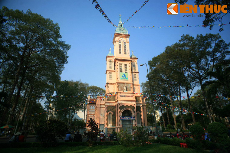  5. Nhà thờ Ngã Sáu (TP HCM). Nhà thờ Thánh Jeanne d'Arc được xây từ năm 1922-1928, là một nhà thờ có lịch sử lâu đời của mảnh đất Sài Gòn - Chợ Lớn xưa. Người dân gọi đây là nhà thờ Ngã Sáu vì công trình nằm cạnh giao lộ của ba con đường Nguyễn Tri Phương, Ngô Gia Tự, Nguyễn Chí Thanh.