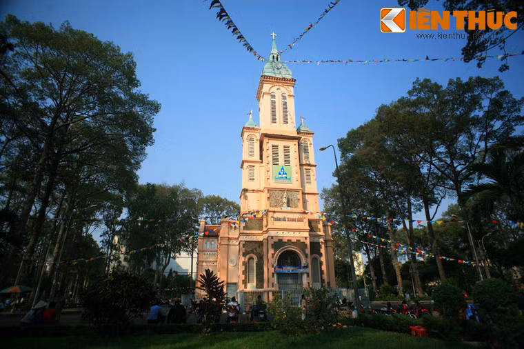  5. Nhà thờ Ngã Sáu (TP HCM). Nhà thờ Thánh Jeanne d'Arc được xây từ năm 1922-1928, là một nhà thờ có lịch sử lâu đời của mảnh đất Sài Gòn - Chợ Lớn xưa. Người dân gọi đây là nhà thờ Ngã Sáu vì công trình nằm cạnh giao lộ của ba con đường Nguyễn Tri Phương, Ngô Gia Tự, Nguyễn Chí Thanh.