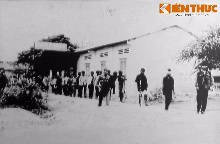 Lực lượng vũ trang của ta áp giải 20 tù binh Khmer Đỏ tại núi Phú Cường ngày 18/1/1978.