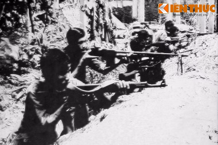 Dân quân địa phương sát cánh cùng bộ đội chủ lực đánh đuổi bè lũ diệt chủng Polpot.
