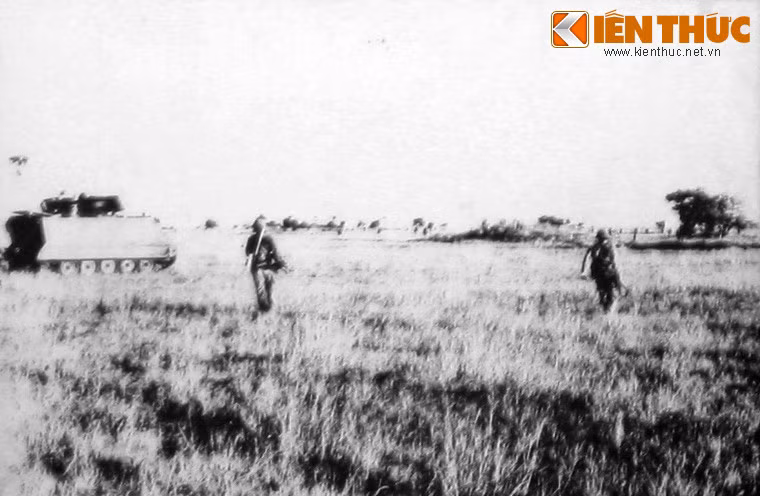 Bộ binh Sư đoàn 330 phối hợp đội hình xe tăng với Trung đoàn 26 cao xạ đánh trận Phú Cường, An Giang năm 1978.