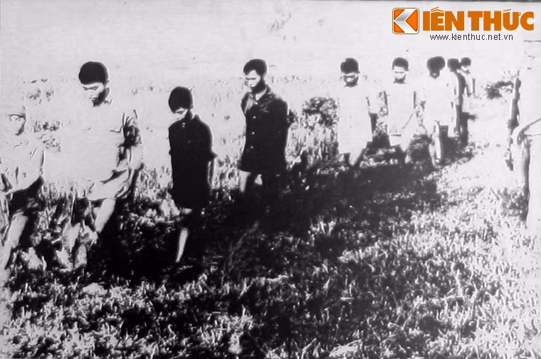 Các binh lính Polpot bị bộ đội chủ lực của ta bắt sống.