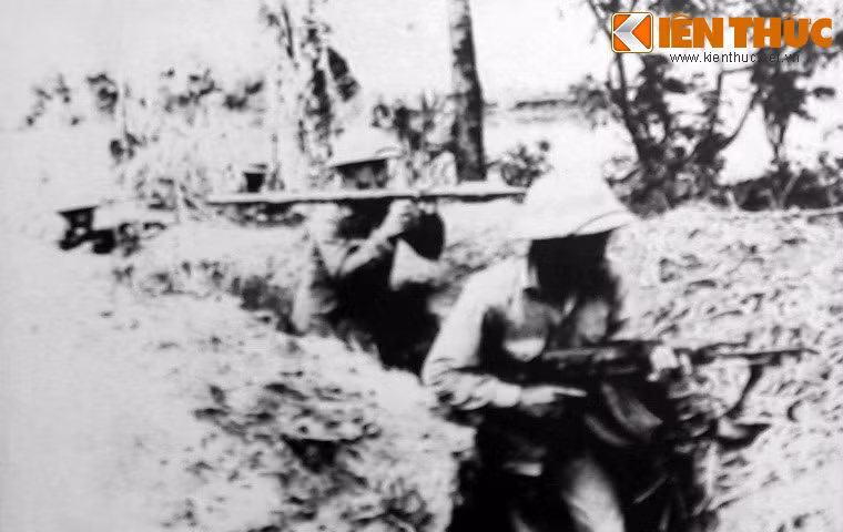 Lực lượng bộ binh bám trụ trong chiến hào đã đẩy lùi nhiều cuộc tấn công của quân Khmer Đỏ.