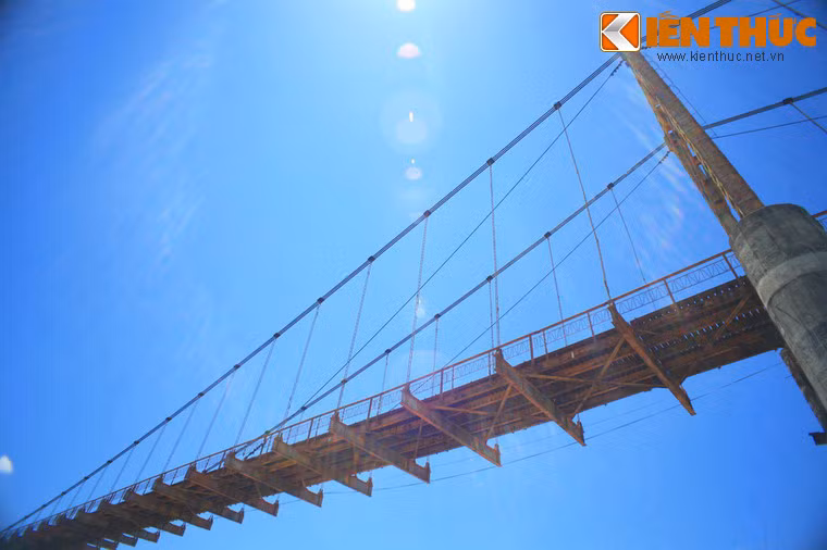 Cầu treo Kon Klor cũng tạo nên một điểm nhấn cảnh quan mới rất hấp dẫn cho phố núi Kon Tum.