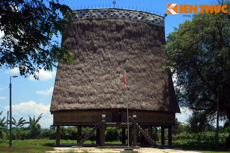 Ở gần đầu cầu phía Tây còn có nhà rông Kon Klor của người Ba Na, được xem là ngôi nhà rông to và đẹp nhất Tây Nguyên.