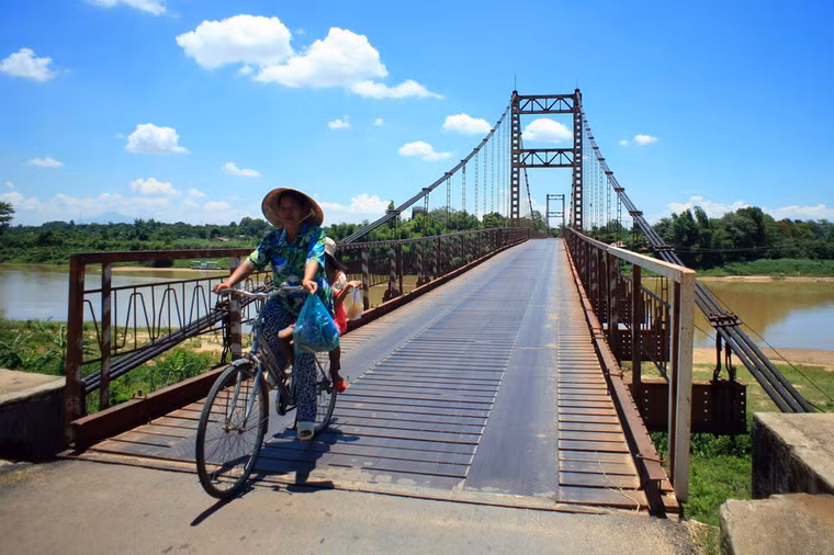 Công trình nối liền hai bờ của dòng sông Đăk Bla, một dòng sông gắn với nhiều huyền thoại của đồng bào dân tộc Ba Na trong vùng.