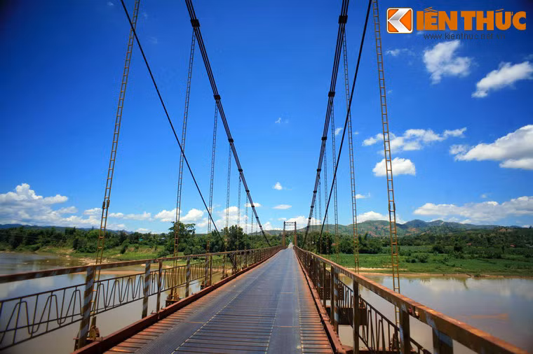 Trước khi cầu treo Kon Klor được xây dựng, trong hàng thế kỷ qua, người dân đã phải qua sông bằng những chuyến đò ngang.