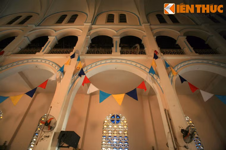 Nội thất sử dụng một gam vàng nhạt, màu sắc hài hòa giữa những chi tiết, hoa văn trang trí, tạo ra một độ sáng và thoáng cho công trình.